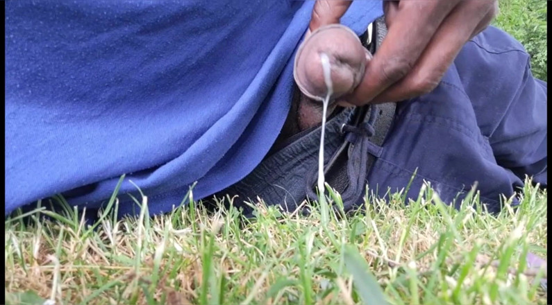 Big black cock BBCee: Nata4sex ngocok kontol hitam besarku di luar ruangan sambil ngomong...