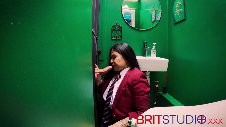 Brit Studio: Aziatisch meisje zuigt lul bij het kijkgat