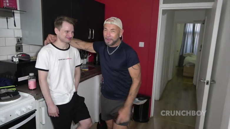 Hard fuckers fucking raw only: Il twink Komik scopato crudo da aaron master