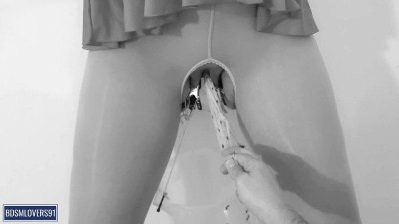 Bdsmlovers91: Kencing dalam baldi membuatkan saya menangis