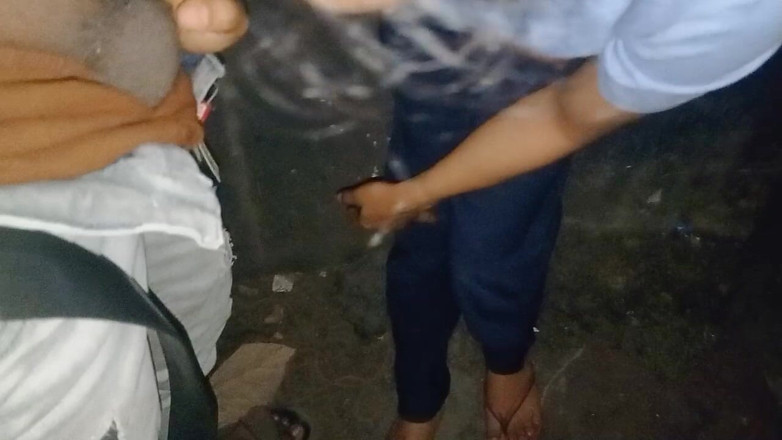 NikiRathod: Dedilhado, Beijando Atrás Do Caminhão Com Divya - Série Boquete