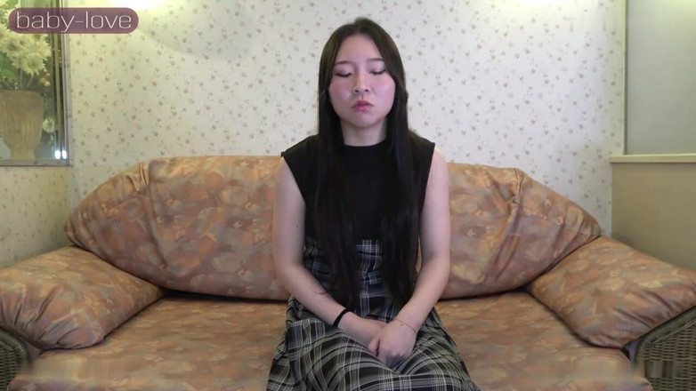 Asian cutie: Plachá štíhlá kráska: Krásné nohy a boky si užívají polykání mrdky...