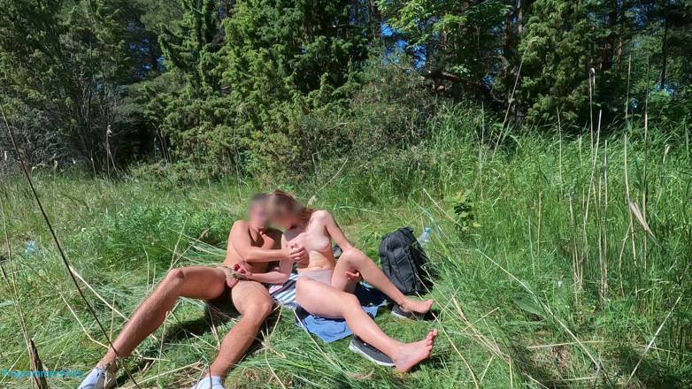 ProgrammersWife: Він підглядав за мною, а я зробила йому мастурбацію в лісі біля пляжу – дружина програміста, камера виписана, тому сперми немає