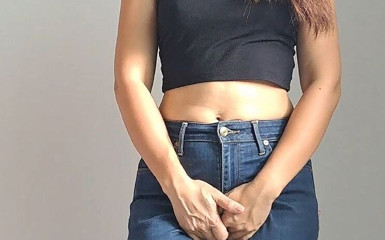Cherry Thai: Severo largo y desesperado mojado en jeans y pantalones