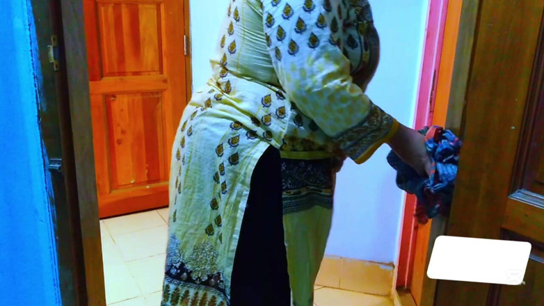 Aria Mia: Mama vitregă indiană musulmană sexy desi futută de fiul vitreg...
