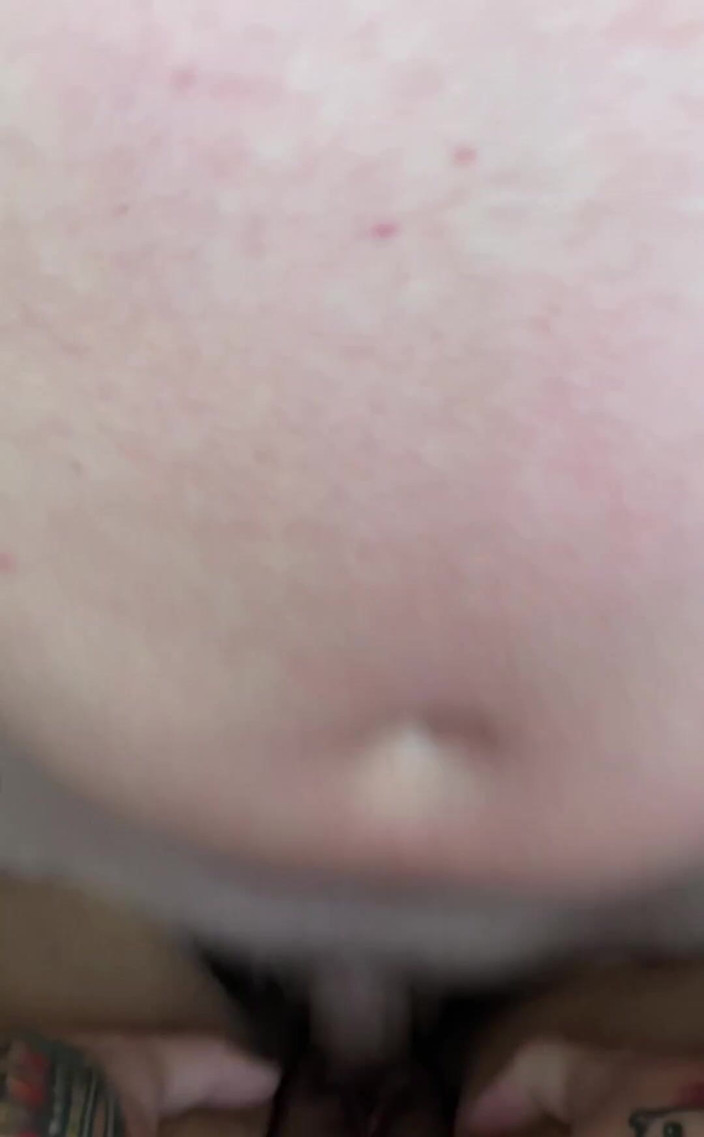 Filthy British Couple: Sur mon dos, les jambes écartées et supplie pour du sperme....