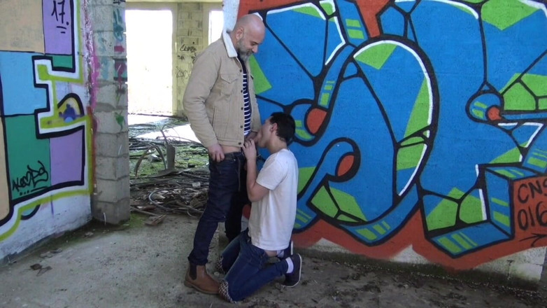 Gaybareback: Твинк відтрахана без презерватива членом daddy xxl на виставці