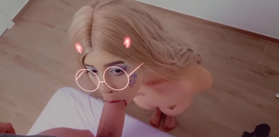 Holycandy: La blonde excitée me suce la bite