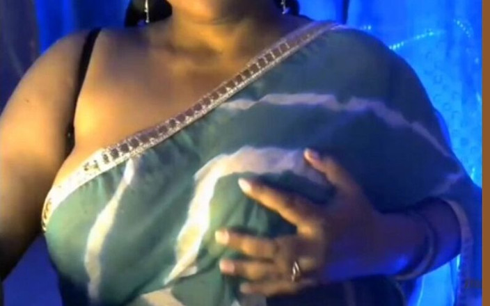 HotGirl21: Calda signora sexy bhabhi mostra le sue adorabili tette tenendo...