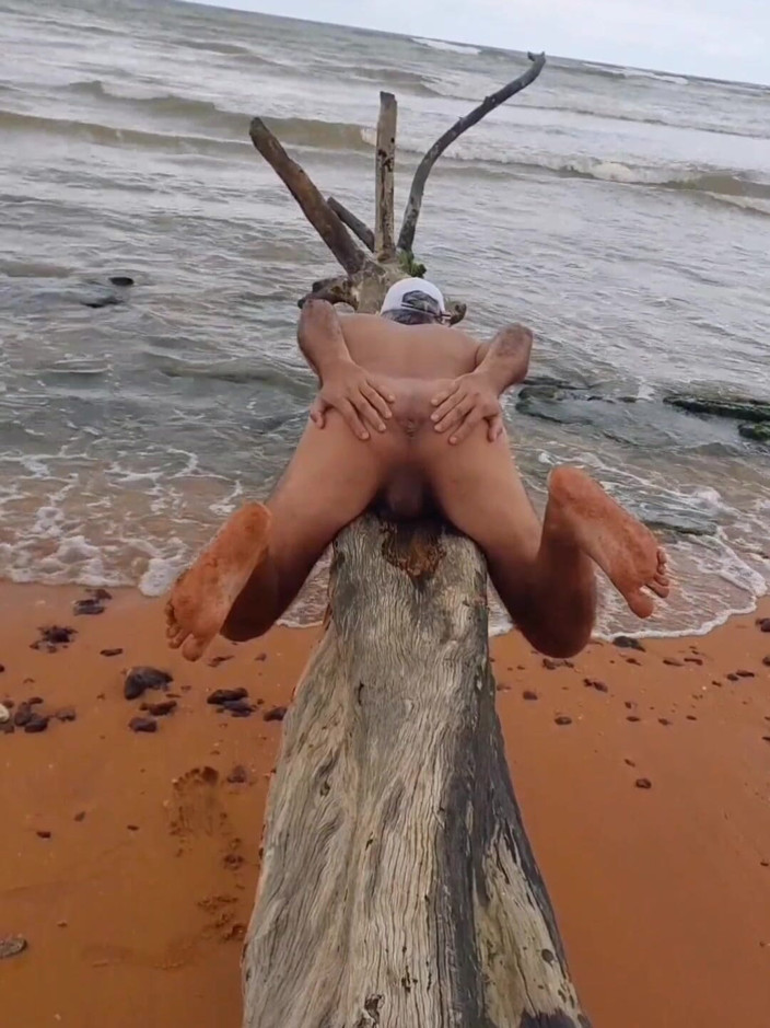 Ladysilvas: Ladysilva telanjang di pantai memamerkan pantatnya yang panas