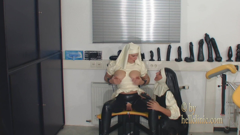 Rubber & Clinic Studio - 1ATOYS: Versaute gummi-nonnen
