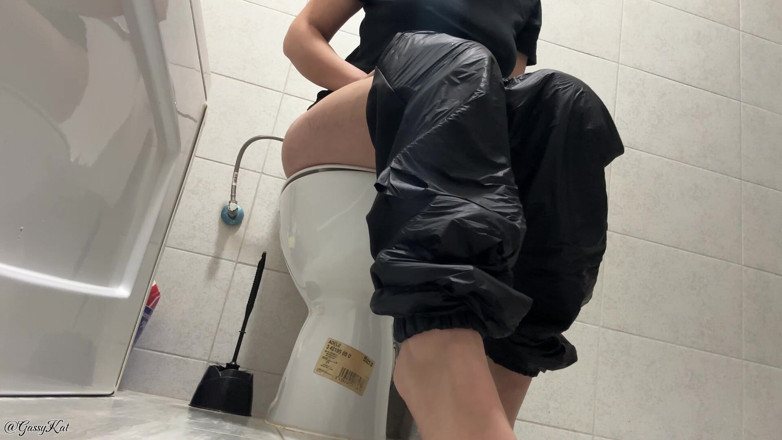GassyKat: Scoregge pazze in bagno nero! Capezzoli scoppi