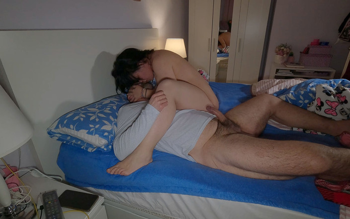 Chubby big booty: Une Belle-mère MILF Seule À La Maison Se Fait Baiser Par...