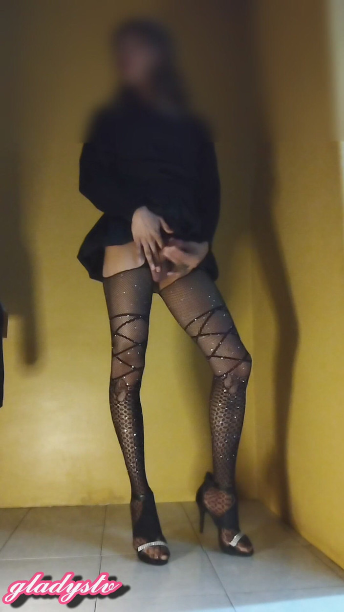 UpcomingCinnamon92: La trans si masturba con calze e tacchi alti