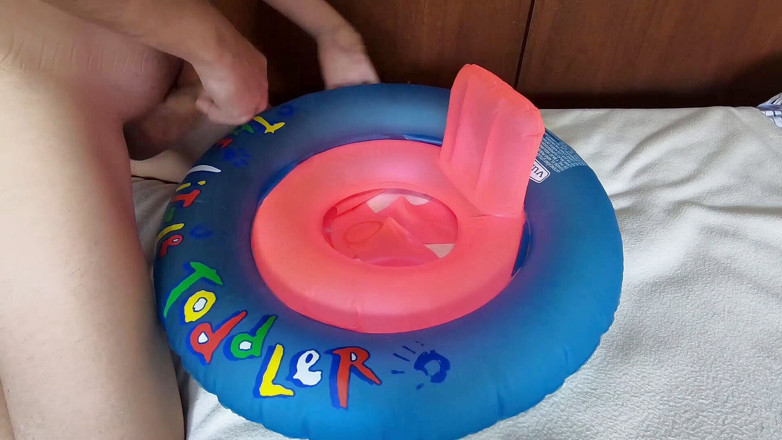 Inflatable Lovers: Zabawa z dmuchanym pierścieniem kąpielowym
