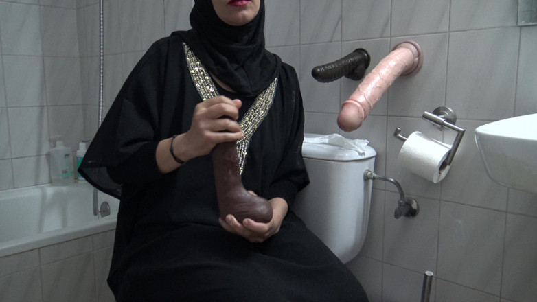 Souzan Halabi: Ma femme sexy se masturbe devant des toilettes publiques