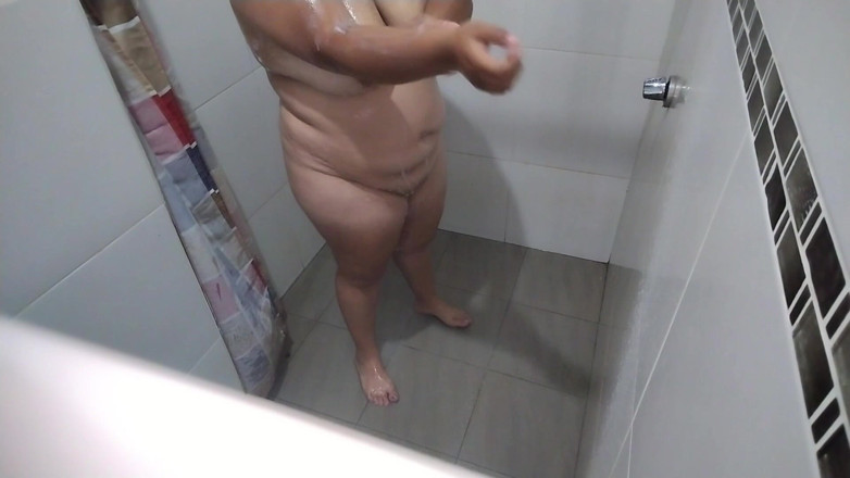 Stepmom_with_big_tits: Kamera v koupelně byla natočena sexy dívka s velkými prsy...