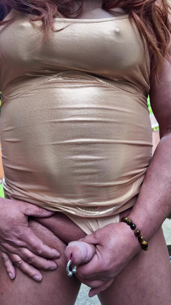 Kellycd2022: Sexig crossdresser kellycd2022 i guldklänning och klackar ute i trädgården