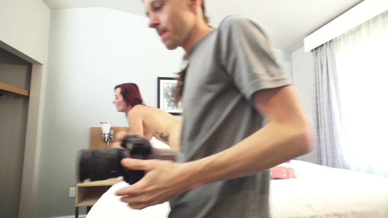 Conor Coxxx: Holly Lace ile göt yanağını sikiyor video çekiminin kamera arkası