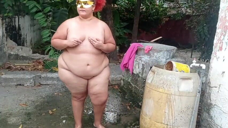 Gordita Culo Rico: Ibu tiri sundal saya mandi di teres