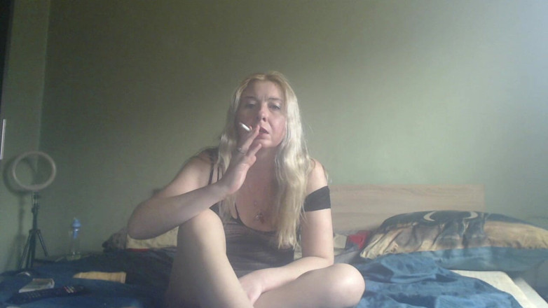 sunshinegoddes: Hete huisvrouw neukt dildo in visnetlichaam