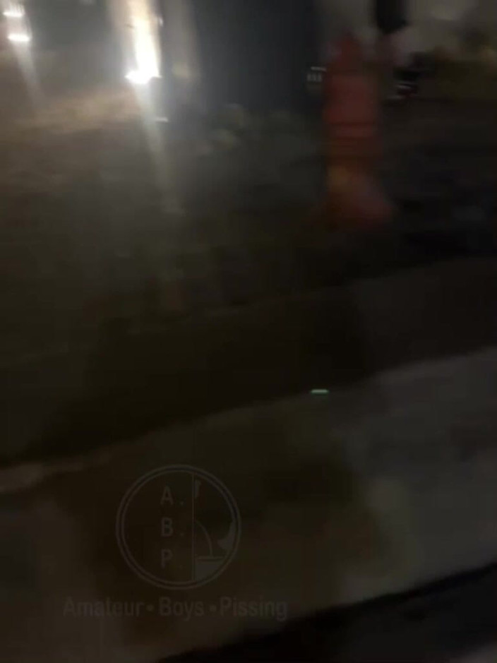 AmateurBoysPissing: Hjälper honom kissa på gatan