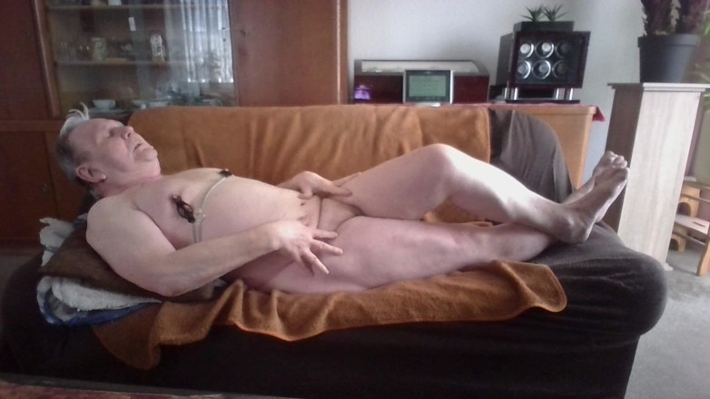 Andi Geil: Chubby Andi Horny Jerks Off Di Sofa