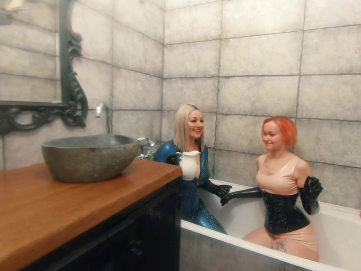 Arya Grander: Mandi bersantai di Getah Lateks Dengan Susu, Video Fetish Lucu...