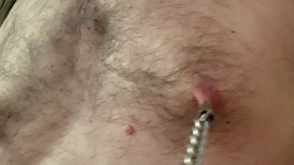 GayBear: Travail des seins / людина грає зі своїми сосками