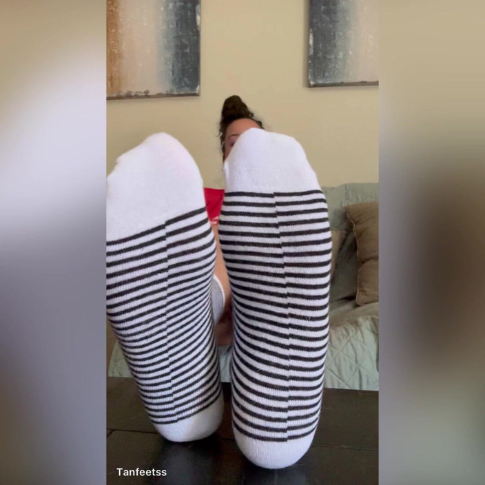 Tan feets: La latina abbronzata silenzioso sock provocante nessuna rimozione