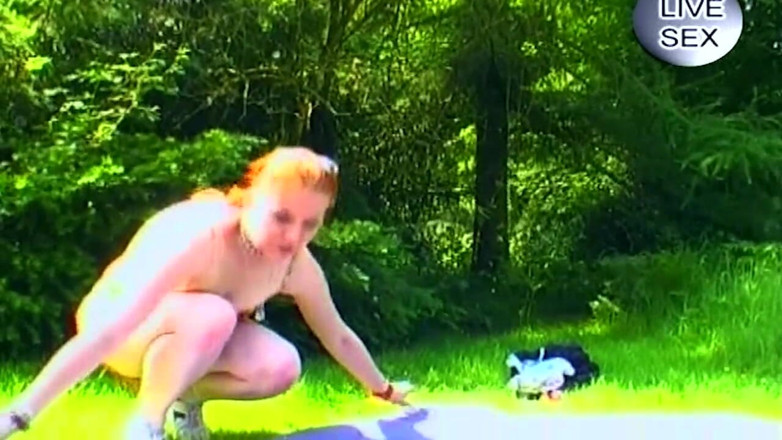 ORGASMX: Pelirroja chupa palpitante polla al aire libre y goteando coño...