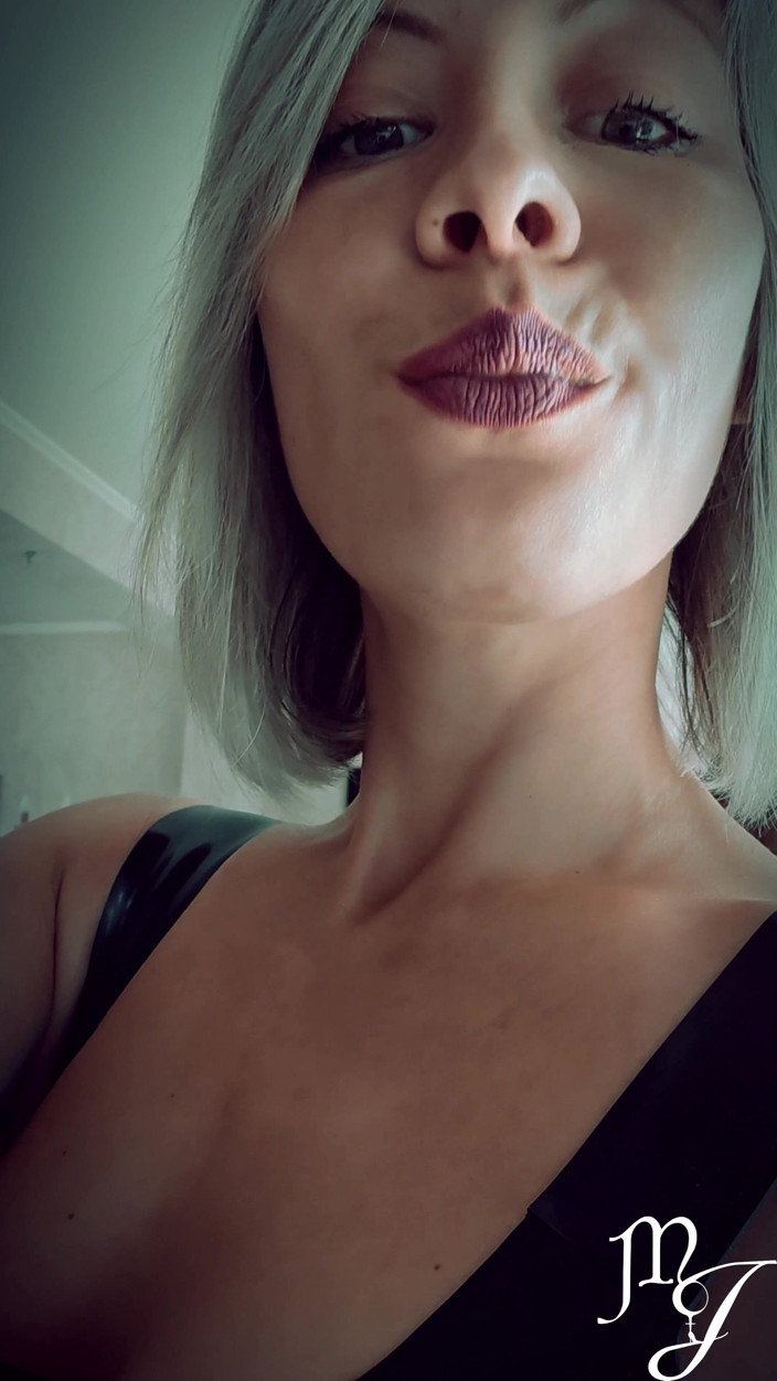 DeesseJulia: Julia, maîtresse à la cire en latex