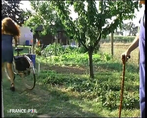French Wives Offered: Uma garota travessa faz um vovô e seu vizinho enquanto...