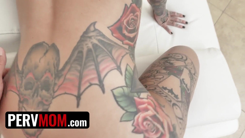 PervMom: Pervmom - geile cougar berijdt de enorme pik van de hete...