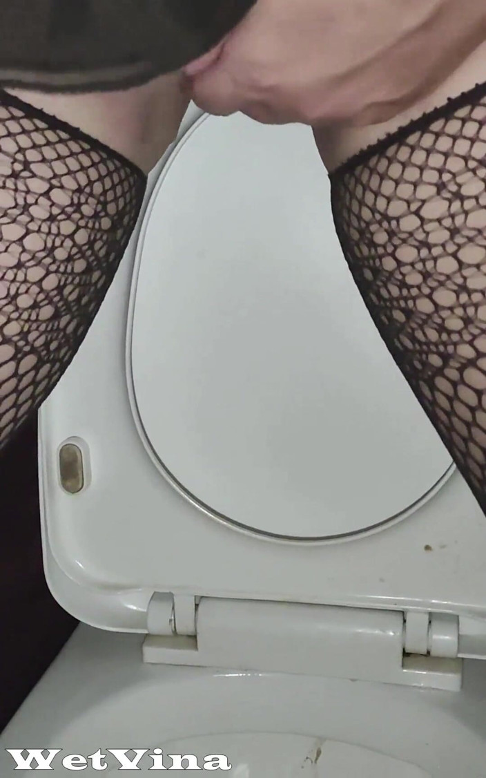WetVina: Desesperación meando en primer plano en el baño