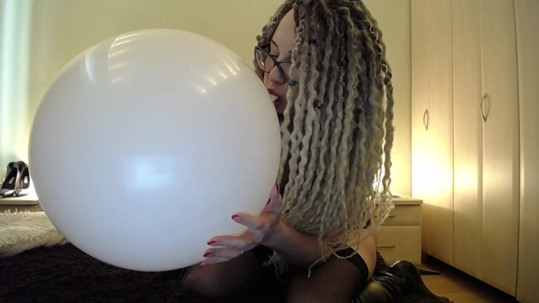 BadAssBitch: Bianco grande ballon pompino poi pop con il culo