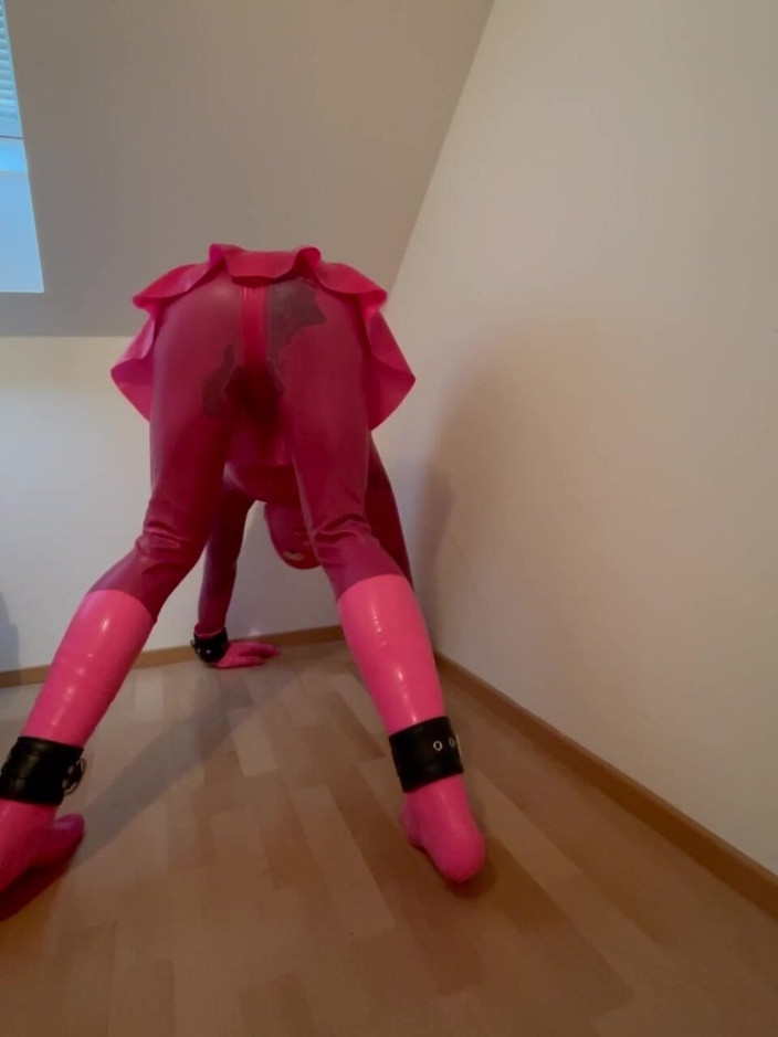 PervyLara: La sissy slavegirl di gomma rosa fullrubber tre strati in...