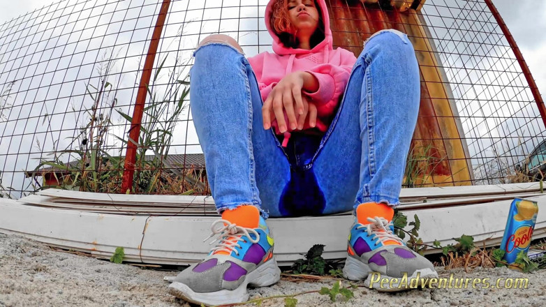 Pee Adventures: Pisse au travers de son jean bleu moulant dans la...