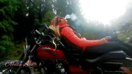 Abella Love: Roodharige lippen blondine sensueel rokend op rasta fiets buitenshuis