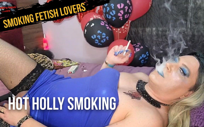 HollyCox: Caliente Holly fumando