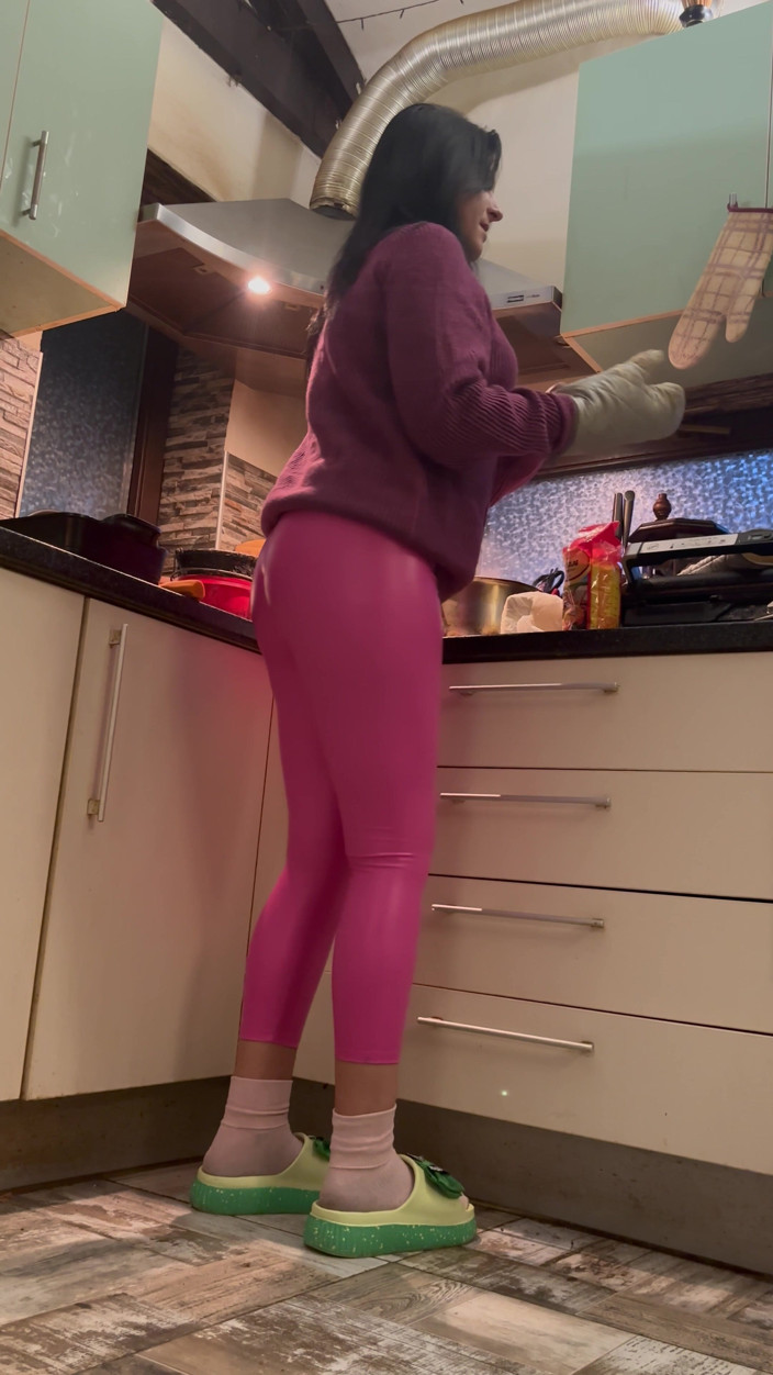 MilfyCalla: Leggings de couro rosa e capô de fusca na cozinha