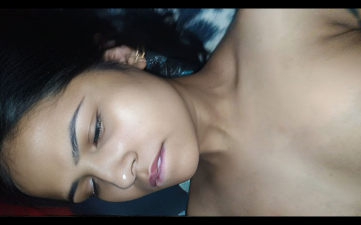 Hot Sis: Latika, jambes et pieds sexy prennent une bite