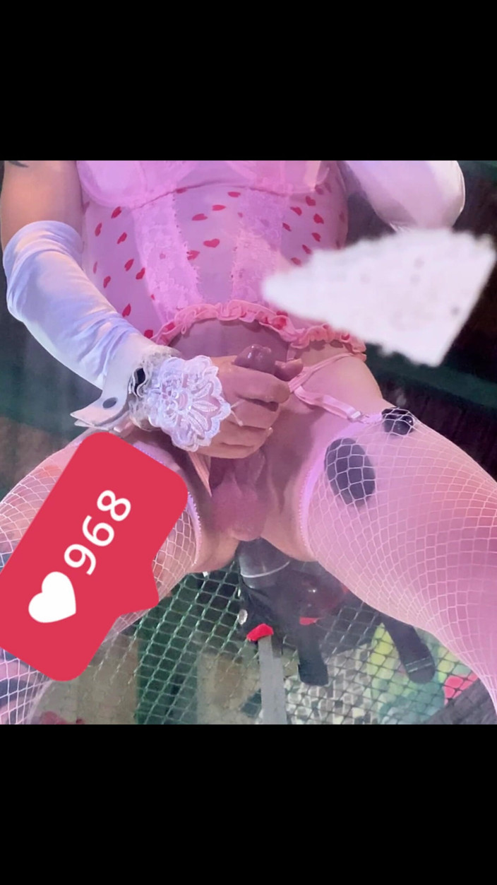 Benito414: Une trans vêtue de bas roses chevauche un gode noir...