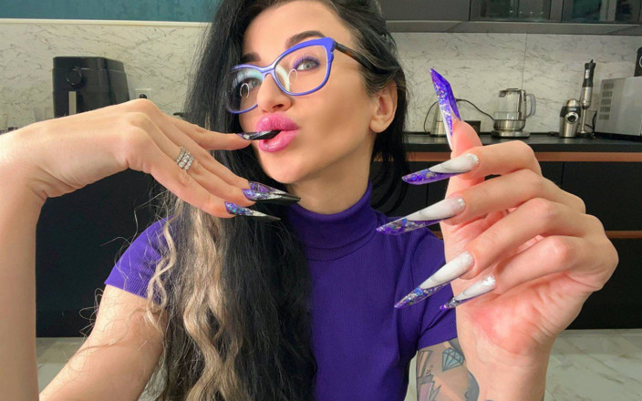Julia domaina: Finger schnappen und lutschen, mit langen Nägeln, Brille und Gesicht,...