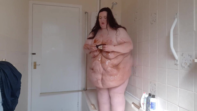 SSBBWLadyBrads: SSBBW copre il corpo in salsa al cioccolato