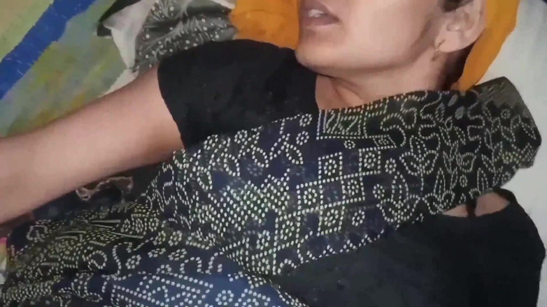 Janvibhabhii: Il fratellastro mi ha leccato la figa con la lingua...