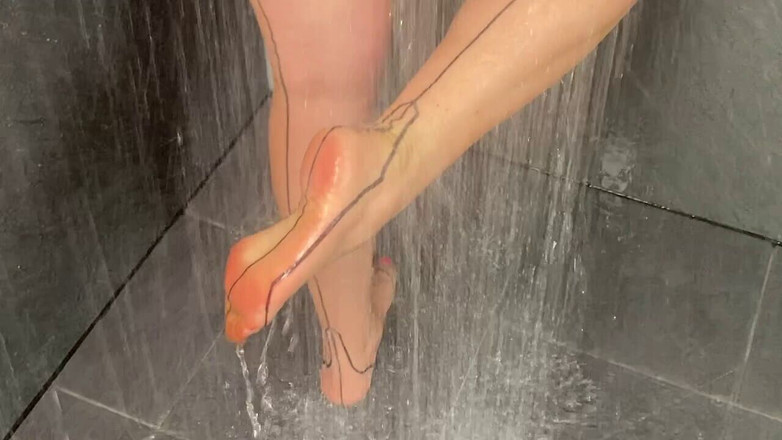 Mr MF: Mme, pieds matures et bas nylon mouillés