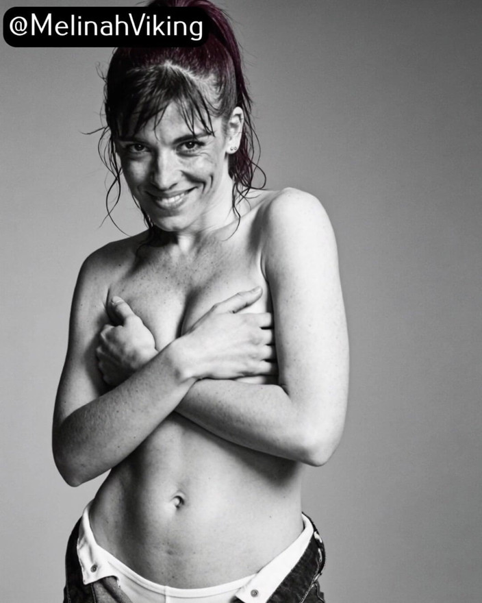 Melinah Viking: B&amp;w topless sesión de fotos