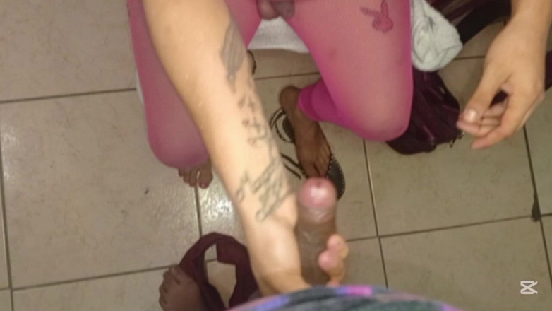Ladyboy69: Tgirl saje ptáka vdaného souseda