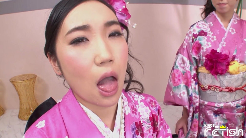 Pure Japanese adult video ( JAV): Trois Japonaises sucent un groupe d'hommes à bites poilues et avalent...
